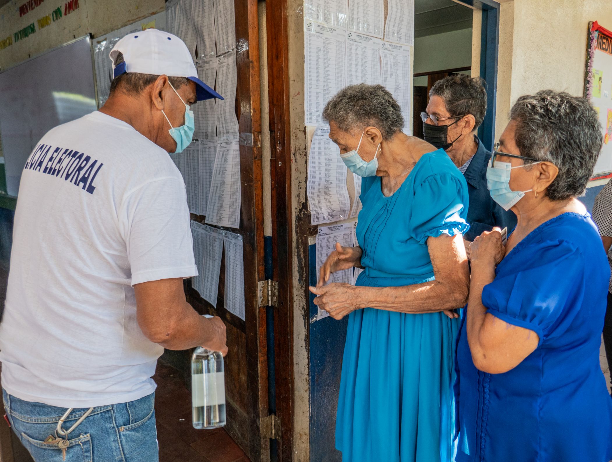 Nicaraguans vote - Photo credit Roger D. Harris